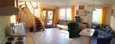 Panorama-Blick in den Wohnbereich der Ferienwohnung mit Küche